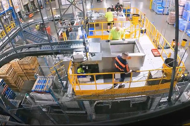 opérateurs effectuant la palettisation mixte sur une plateforme